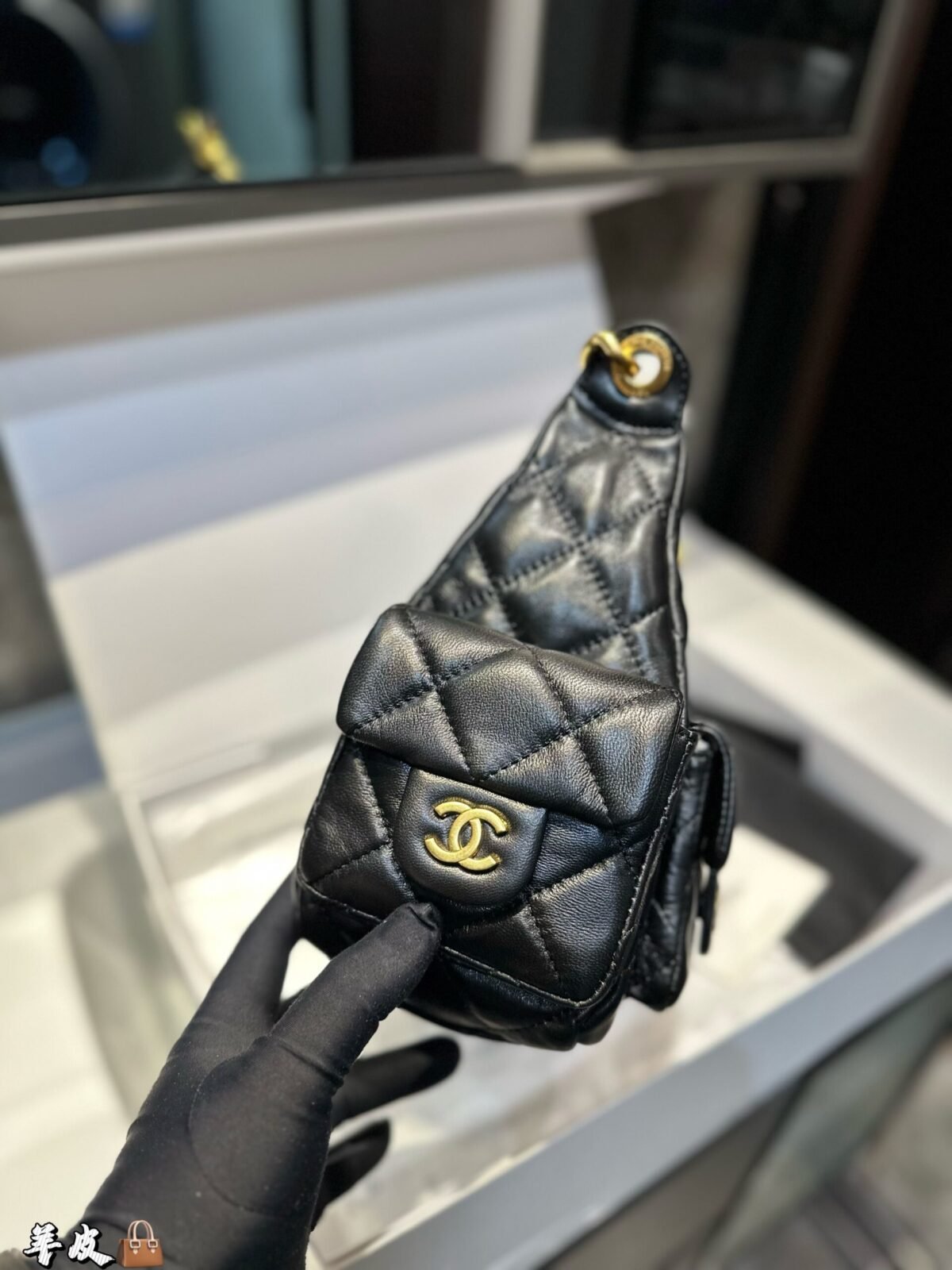 ⁦حقيبة شانيل هوبو أنيقة بلمسة كلاسيكية رائعة⁩ - الصورة ⁦5⁩