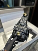 ⁦حقيبة شانيل هوبو أنيقة بلمسة كلاسيكية رائعة⁩ - الصورة ⁦5⁩