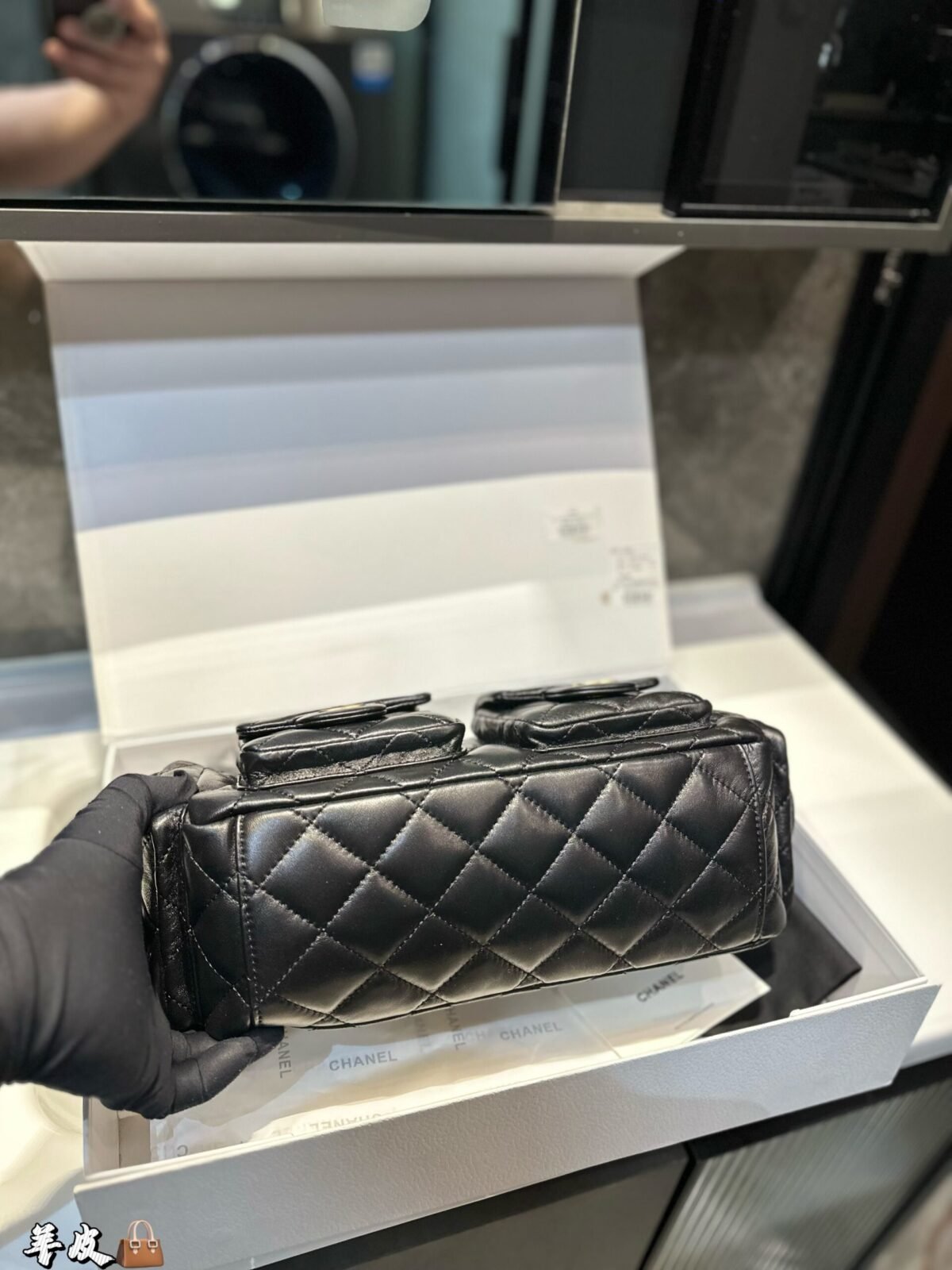 ⁦حقيبة شانيل هوبو أنيقة بلمسة كلاسيكية رائعة⁩ - الصورة ⁦8⁩