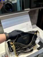 ⁦حقيبة شانيل هوبو أنيقة بلمسة كلاسيكية رائعة⁩ - الصورة ⁦9⁩