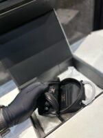 ⁦حقيبة كتف شانيل سوداء صغيرة قابلة للتعديل بنقشة الليتشي⁩ - الصورة ⁦6⁩