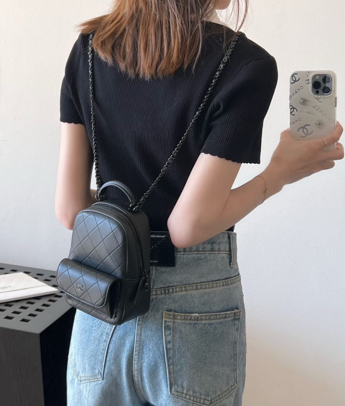 ⁦حقيبة كتف شانيل سوداء صغيرة قابلة للتعديل بنقشة الليتشي⁩ - الصورة ⁦8⁩