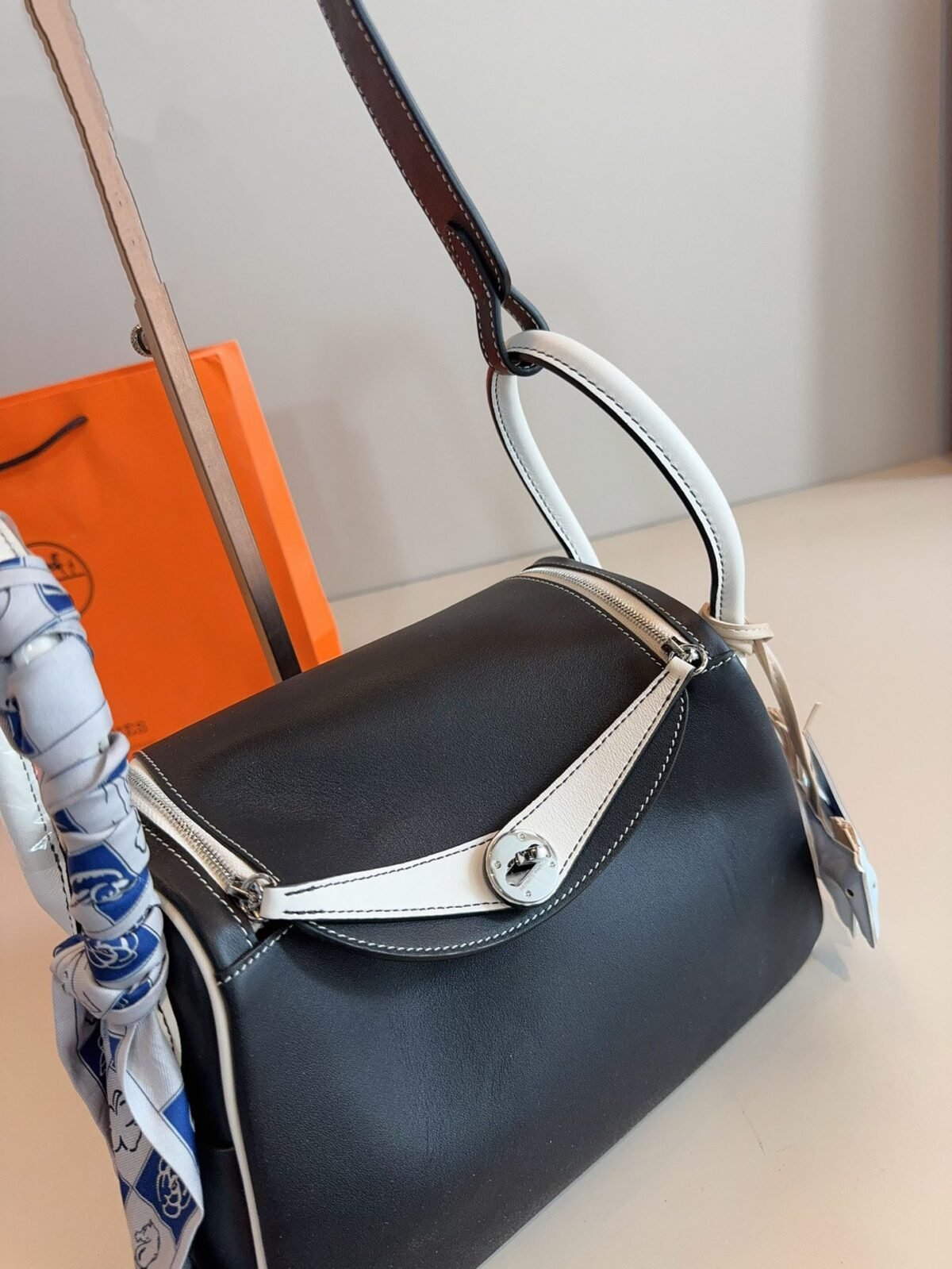 ⁦حقيبة هيرميس ليندي السوداء⁩ - الصورة ⁦2⁩