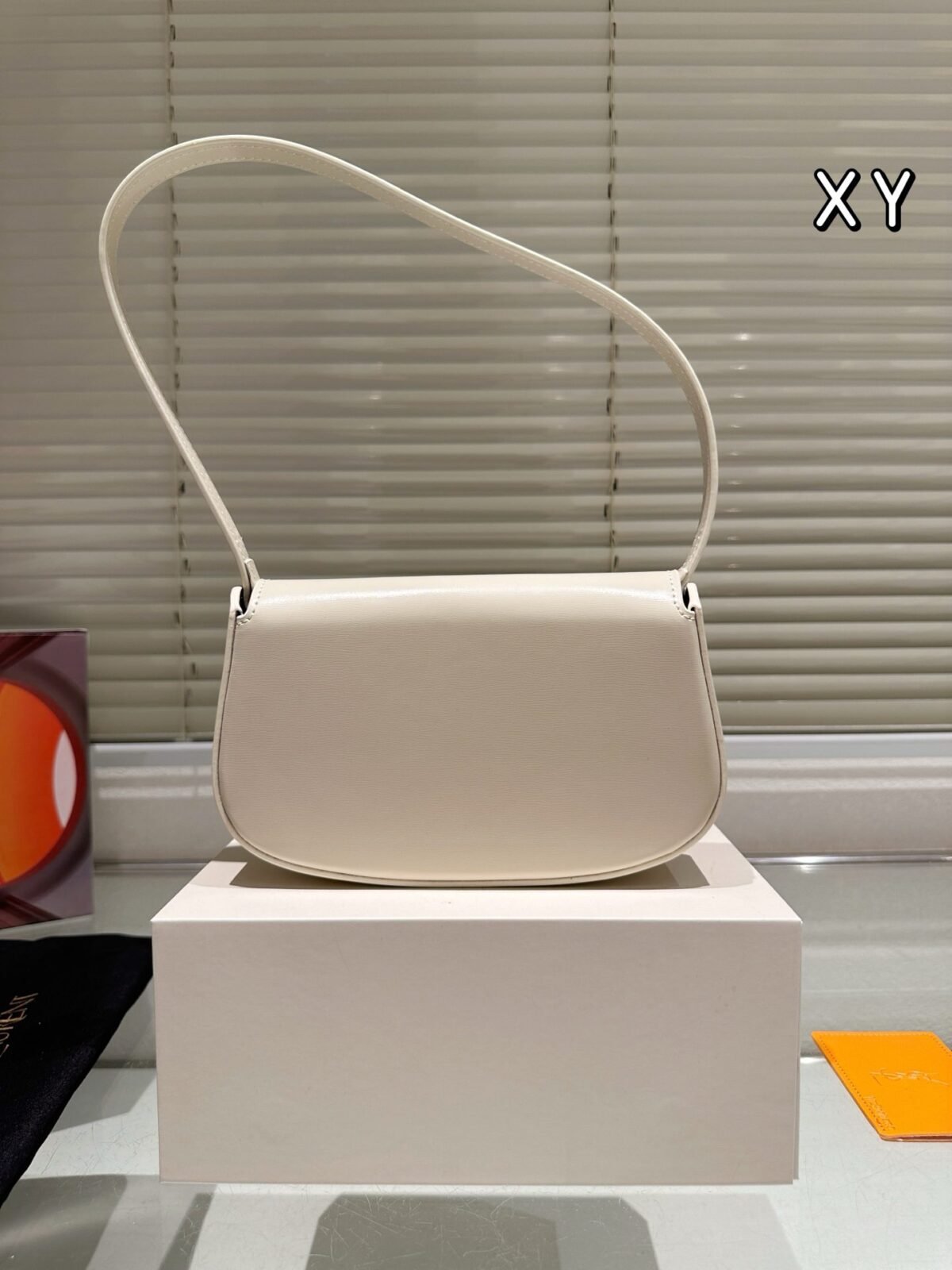 ⁦حقيبة كتف جلدية صغيرة VOLTAIRE للنساء من YSL/Saint Laurent⁩ - الصورة ⁦2⁩