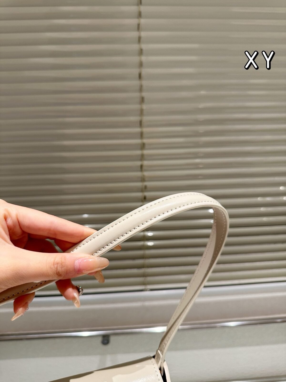 ⁦حقيبة كتف جلدية صغيرة VOLTAIRE للنساء من YSL/Saint Laurent⁩ - الصورة ⁦3⁩