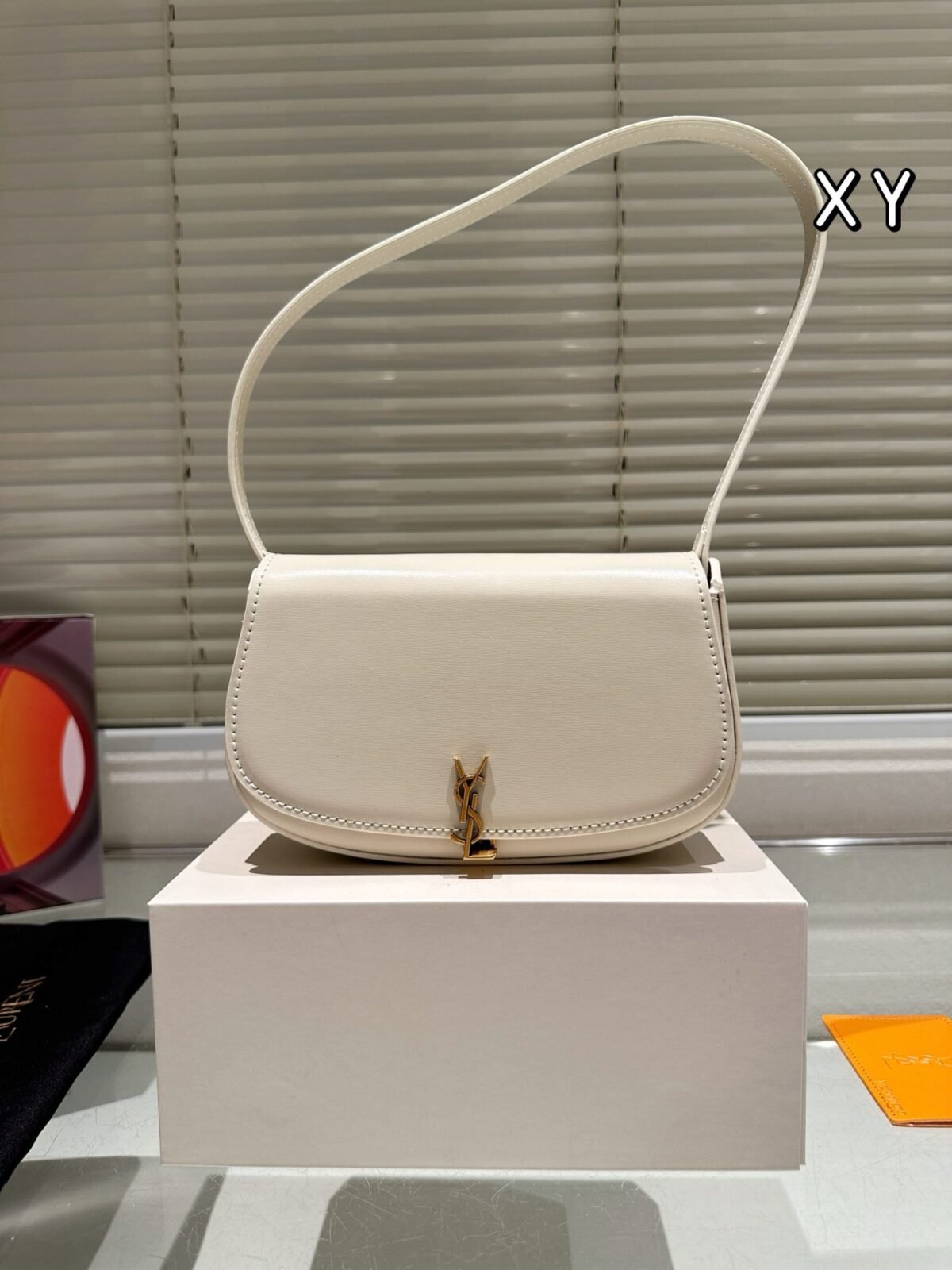 ⁦حقيبة كتف جلدية صغيرة VOLTAIRE للنساء من YSL/Saint Laurent⁩ - الصورة ⁦4⁩