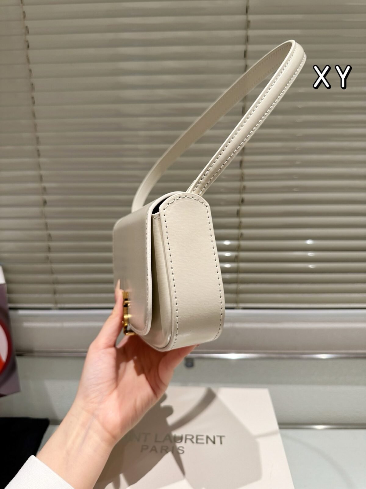 ⁦حقيبة كتف جلدية صغيرة VOLTAIRE للنساء من YSL/Saint Laurent⁩ - الصورة ⁦5⁩