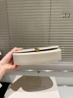 ⁦حقيبة كتف جلدية صغيرة VOLTAIRE للنساء من YSL/Saint Laurent⁩ - الصورة ⁦6⁩