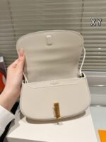 ⁦حقيبة كتف جلدية صغيرة VOLTAIRE للنساء من YSL/Saint Laurent⁩ - الصورة ⁦7⁩