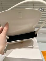 ⁦حقيبة كتف جلدية صغيرة VOLTAIRE للنساء من YSL/Saint Laurent⁩ - الصورة ⁦8⁩