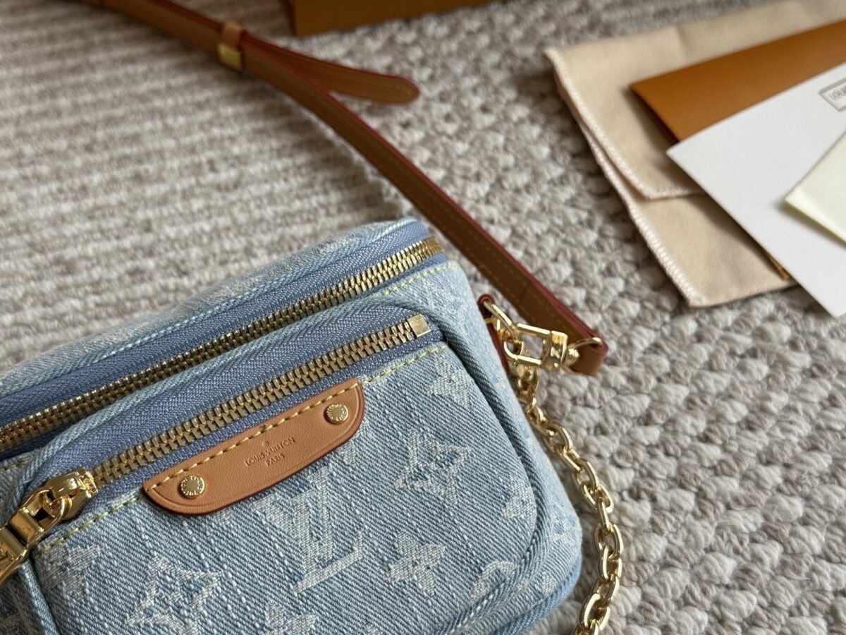 ⁦حقيبة خصر صغيرة من قماش الدنيم من لويس فيتون⁩ - الصورة ⁦2⁩