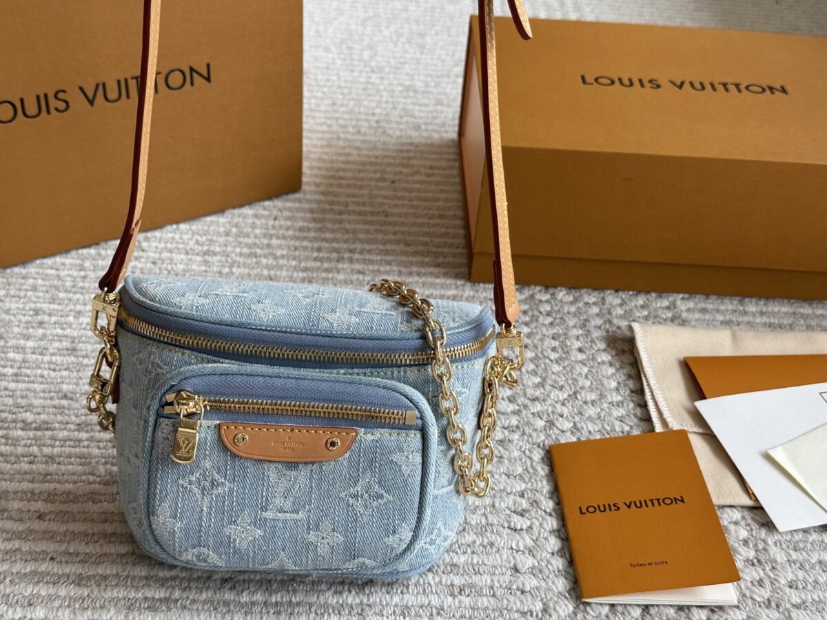 ⁦حقيبة خصر صغيرة من قماش الدنيم من لويس فيتون⁩ - الصورة ⁦4⁩