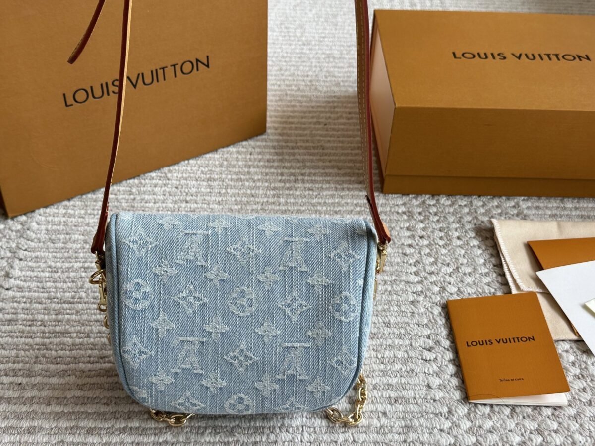 ⁦حقيبة خصر صغيرة من قماش الدنيم من لويس فيتون⁩ - الصورة ⁦6⁩