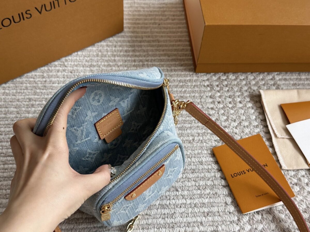 ⁦حقيبة خصر صغيرة من قماش الدنيم من لويس فيتون⁩ - الصورة ⁦8⁩