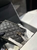 ⁦حقيبة شانيل الكلاسيكية القابلة للتعديل⁩ - الصورة ⁦7⁩