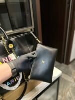 ⁦حقيبة تسوق شانيل الجديدة⁩ - الصورة ⁦4⁩