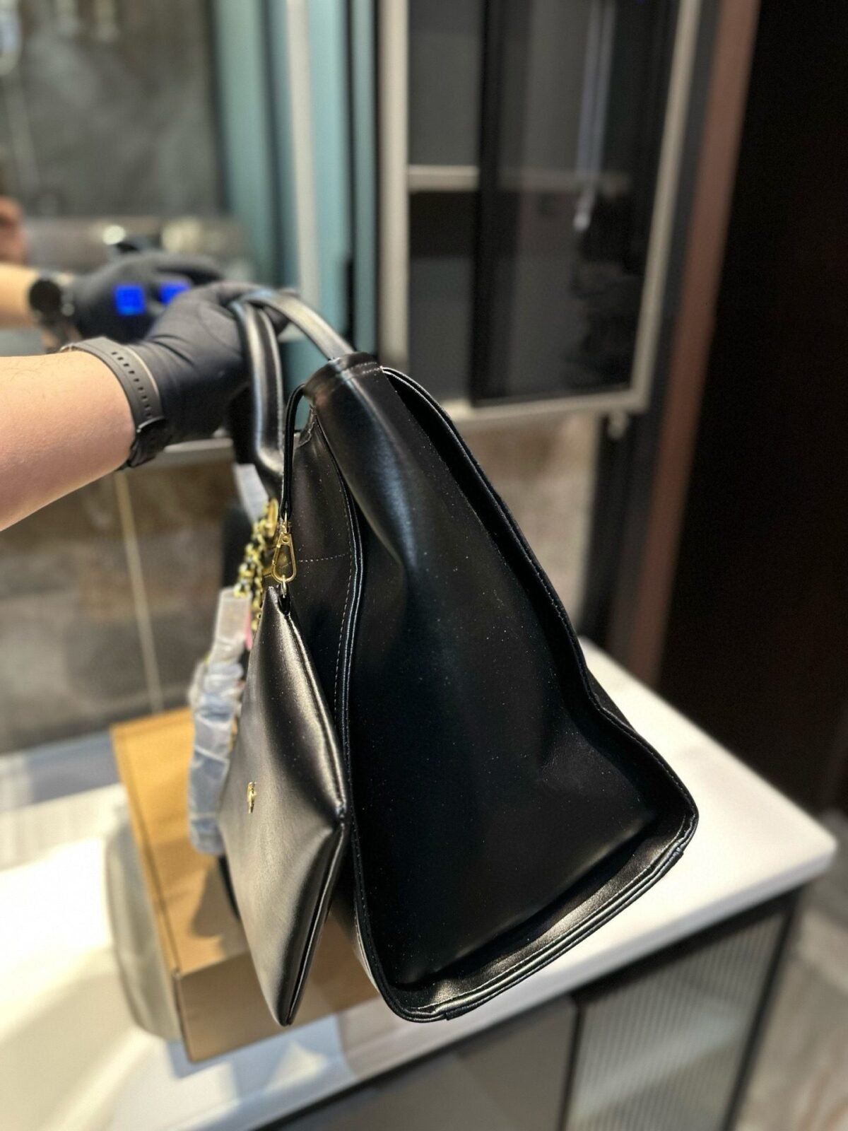 ⁦حقيبة تسوق شانيل الجديدة⁩ - الصورة ⁦6⁩