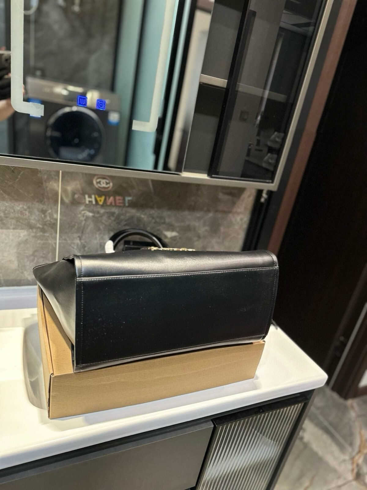 ⁦حقيبة تسوق شانيل الجديدة⁩ - الصورة ⁦7⁩