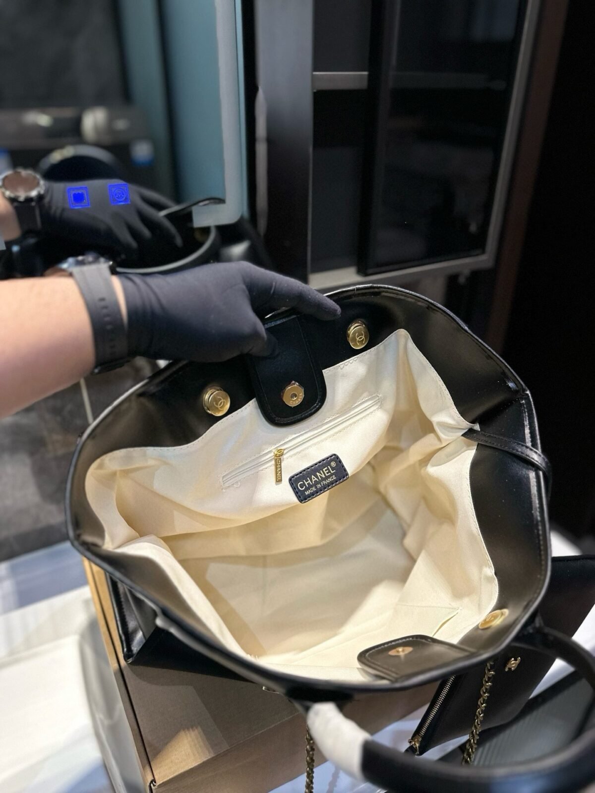 ⁦حقيبة تسوق شانيل الجديدة⁩ - الصورة ⁦5⁩