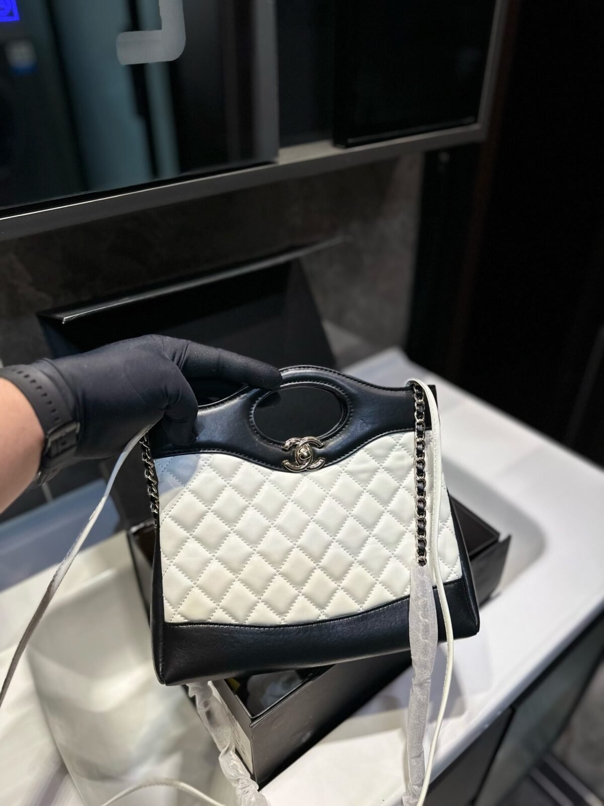 ⁦حقيبة تسوق شانيل⁩ - الصورة ⁦2⁩