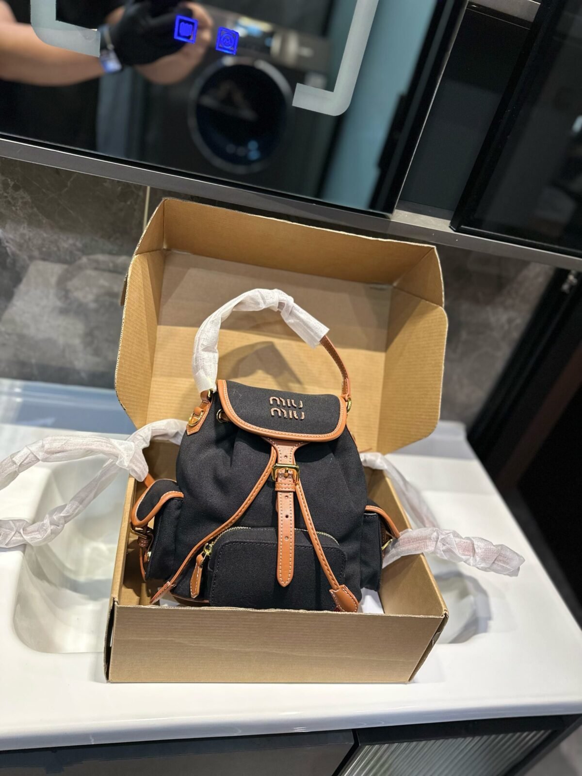⁦حقيبة ظهر ميو ميو الجديدة⁩ - الصورة ⁦1⁩