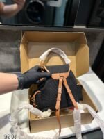 ⁦حقيبة ظهر ميو ميو الجديدة⁩ - الصورة ⁦3⁩