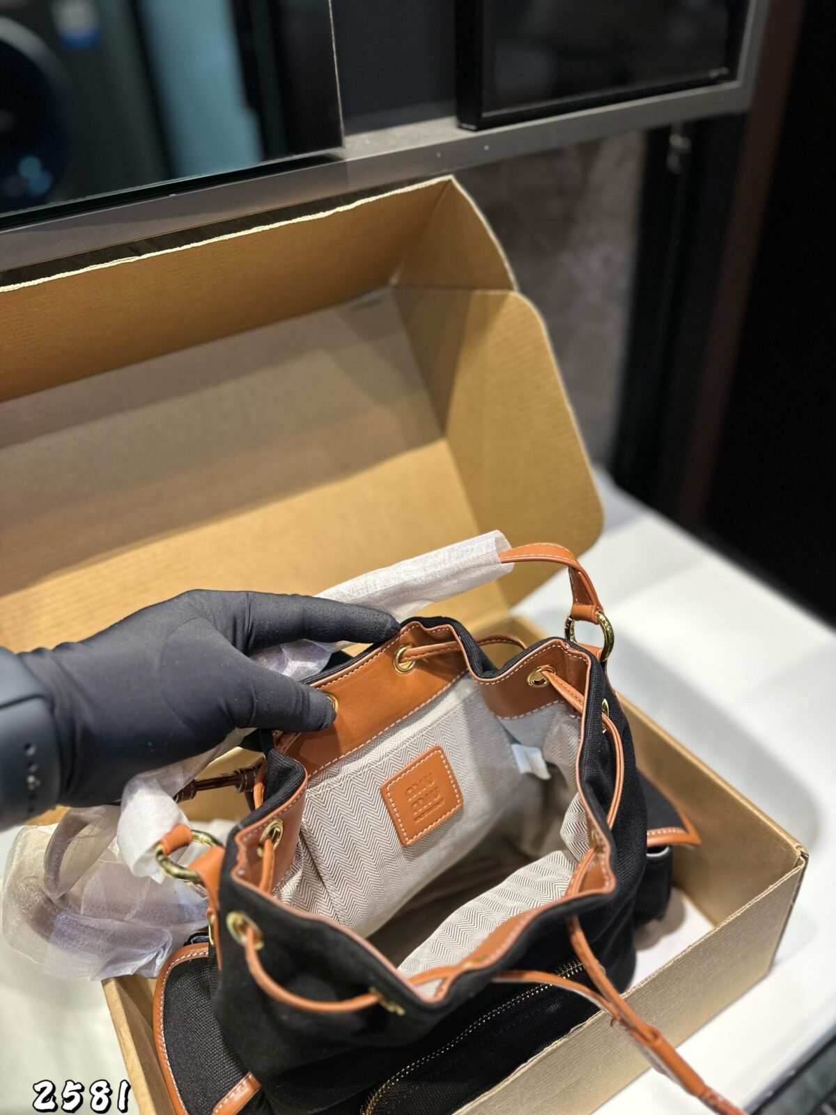 ⁦حقيبة ظهر ميو ميو الجديدة⁩ - الصورة ⁦6⁩