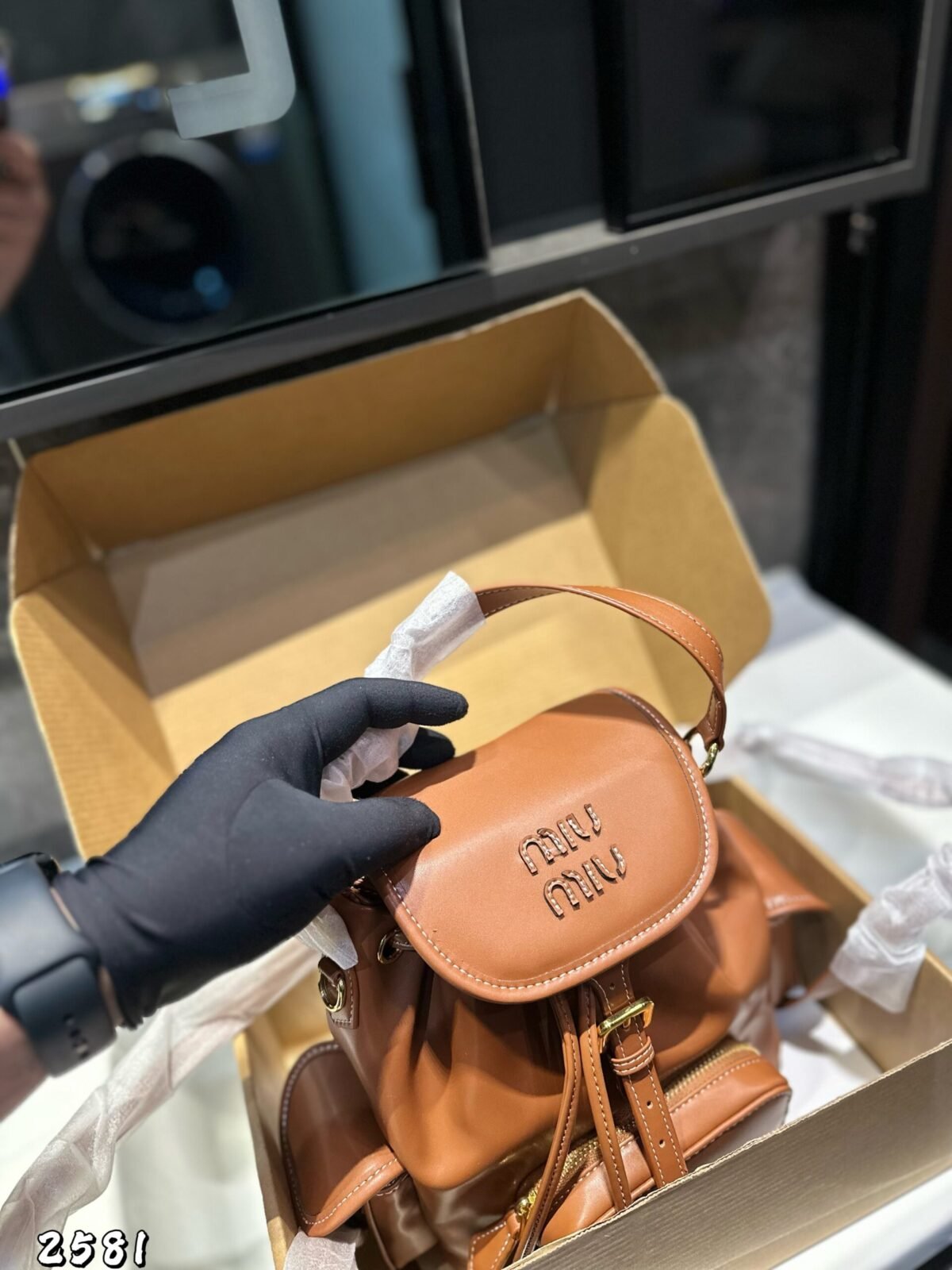 ⁦حقيبة ظهر ميو ميو الجديدة، ٢٧ × ٣١ سم⁩ - الصورة ⁦2⁩