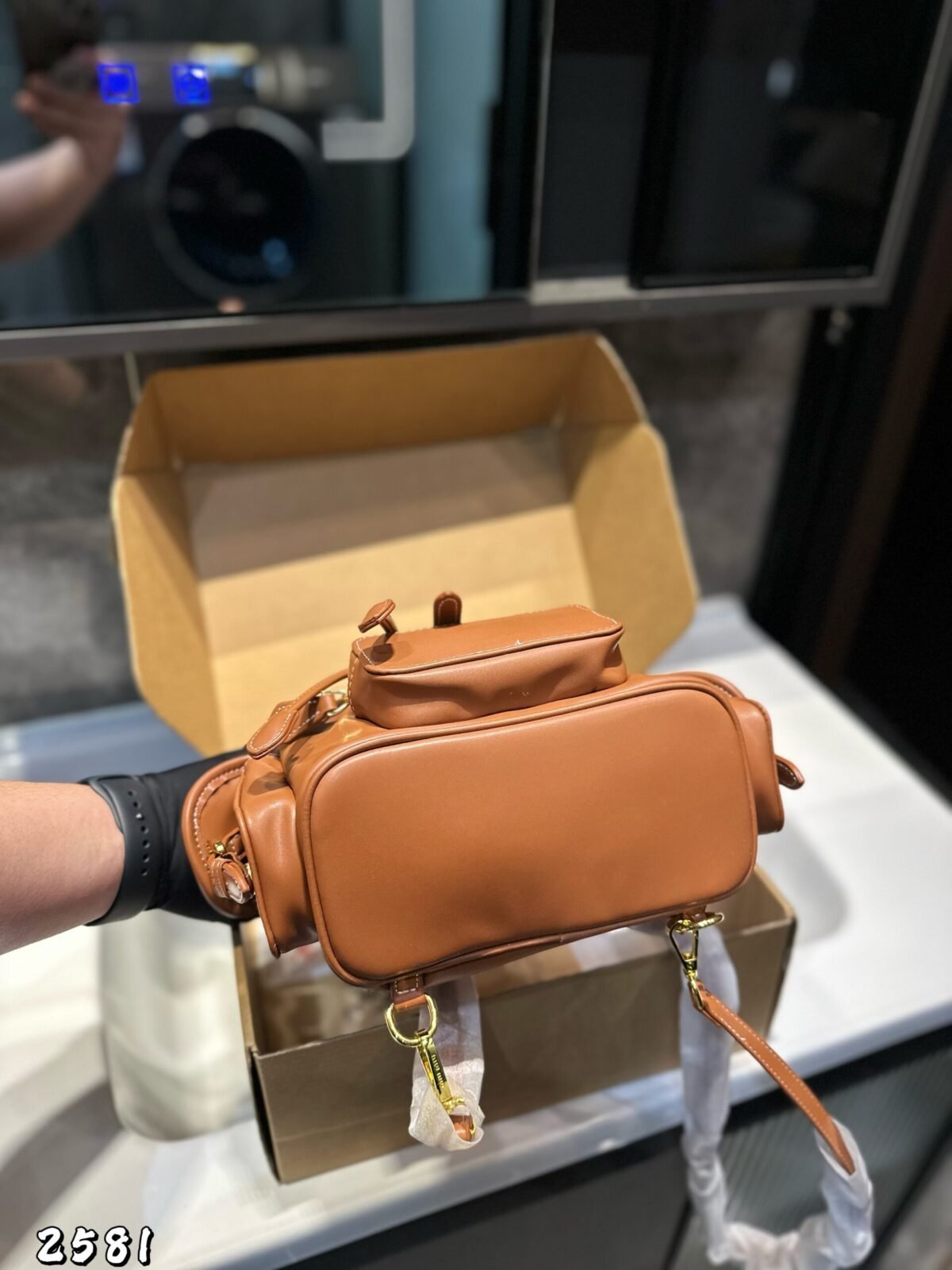 ⁦حقيبة ظهر ميو ميو الجديدة، ٢٧ × ٣١ سم⁩ - الصورة ⁦8⁩