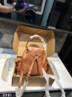 ⁦حقيبة ظهر ميو ميو الجديدة، ٢٧ × ٣١ سم⁩ - الصورة ⁦4⁩