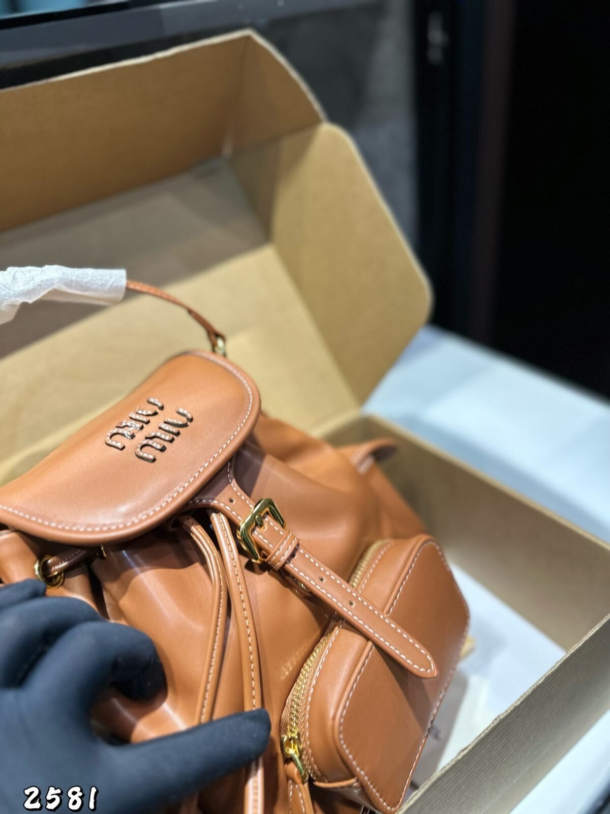 ⁦حقيبة ظهر ميو ميو الجديدة، ٢٧ × ٣١ سم⁩ - الصورة ⁦3⁩