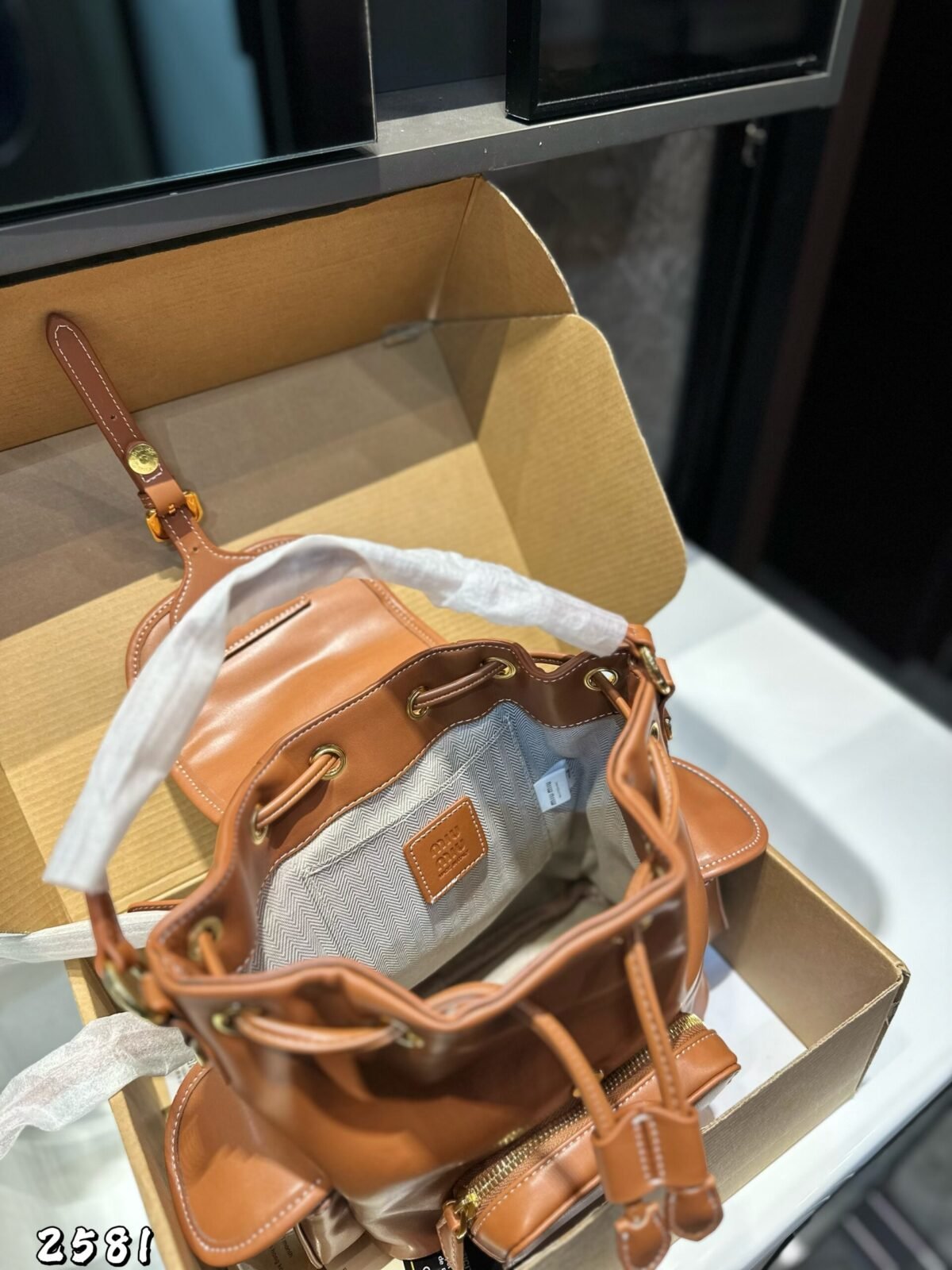 ⁦حقيبة ظهر ميو ميو الجديدة، ٢٧ × ٣١ سم⁩ - الصورة ⁦6⁩