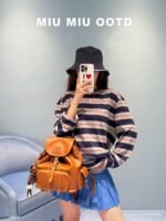 ⁦حقيبة ظهر ميو ميو الجديدة، ٢٧ × ٣١ سم⁩ - الصورة ⁦9⁩