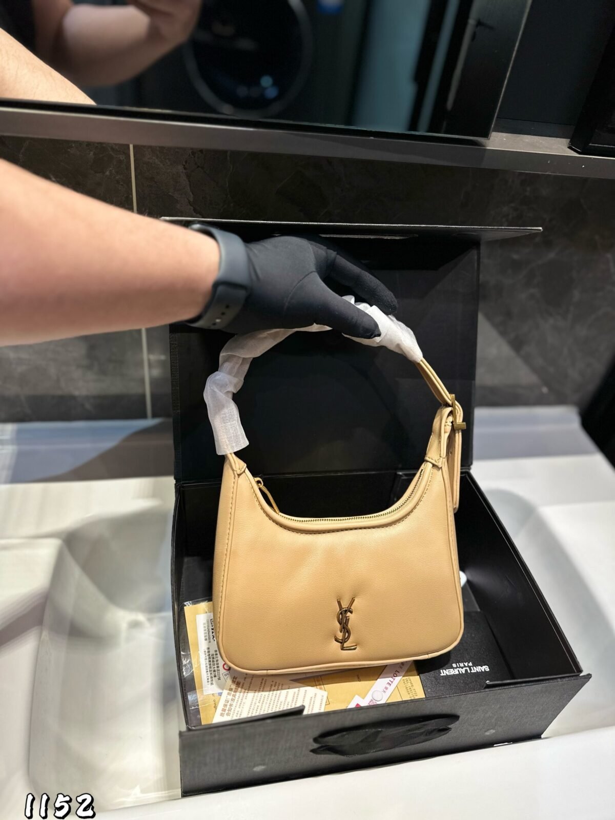 ⁦حقيبة هوبو من YSL⁩ - الصورة ⁦4⁩