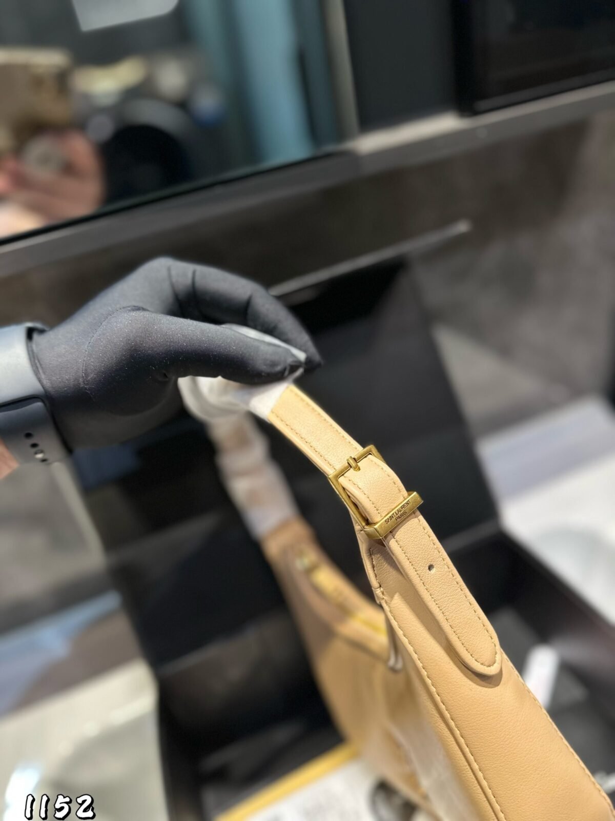 ⁦حقيبة هوبو من YSL⁩ - الصورة ⁦6⁩