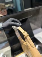 ⁦حقيبة هوبو من YSL⁩ - الصورة ⁦6⁩