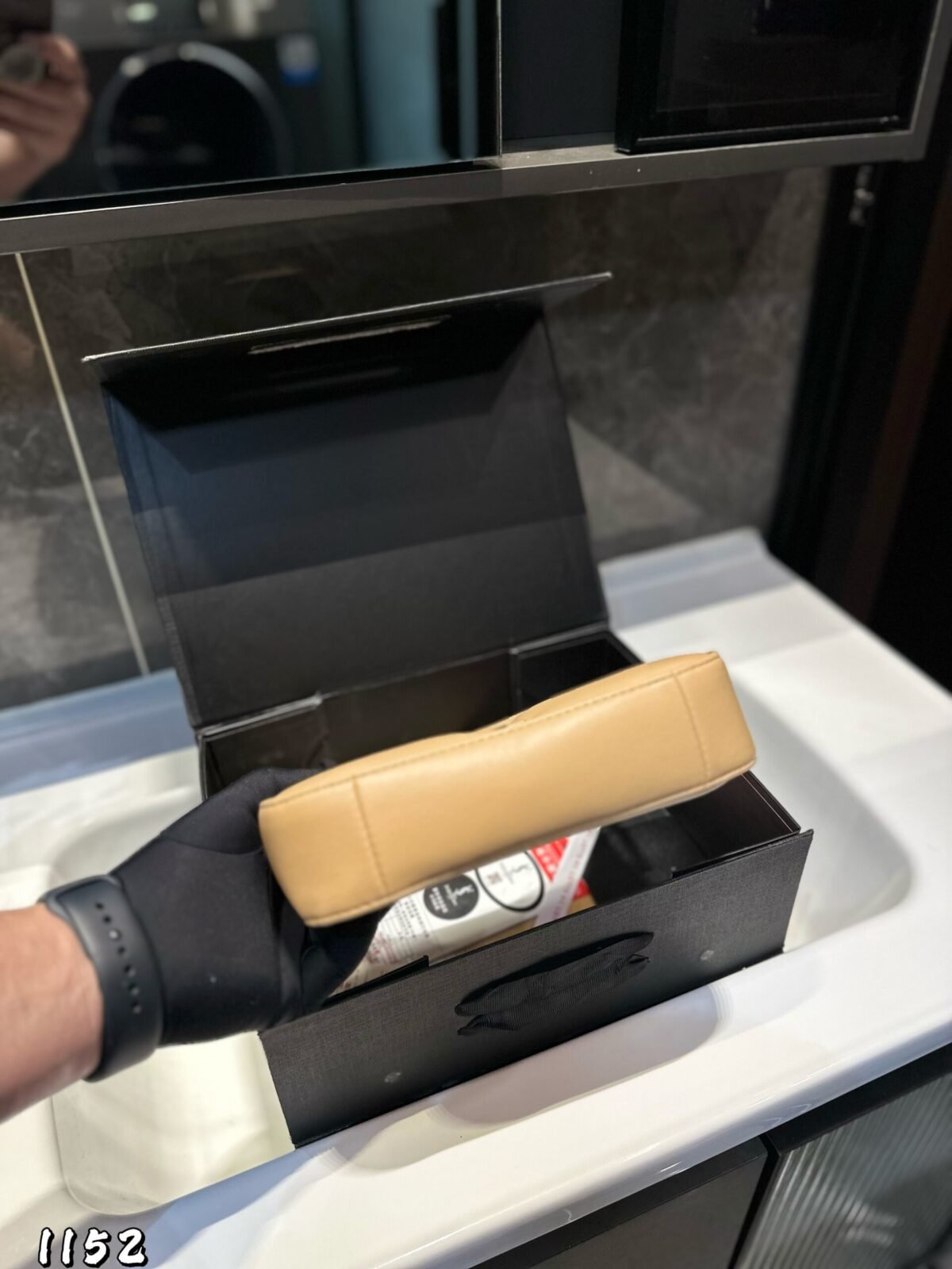 ⁦حقيبة هوبو من YSL⁩ - الصورة ⁦7⁩