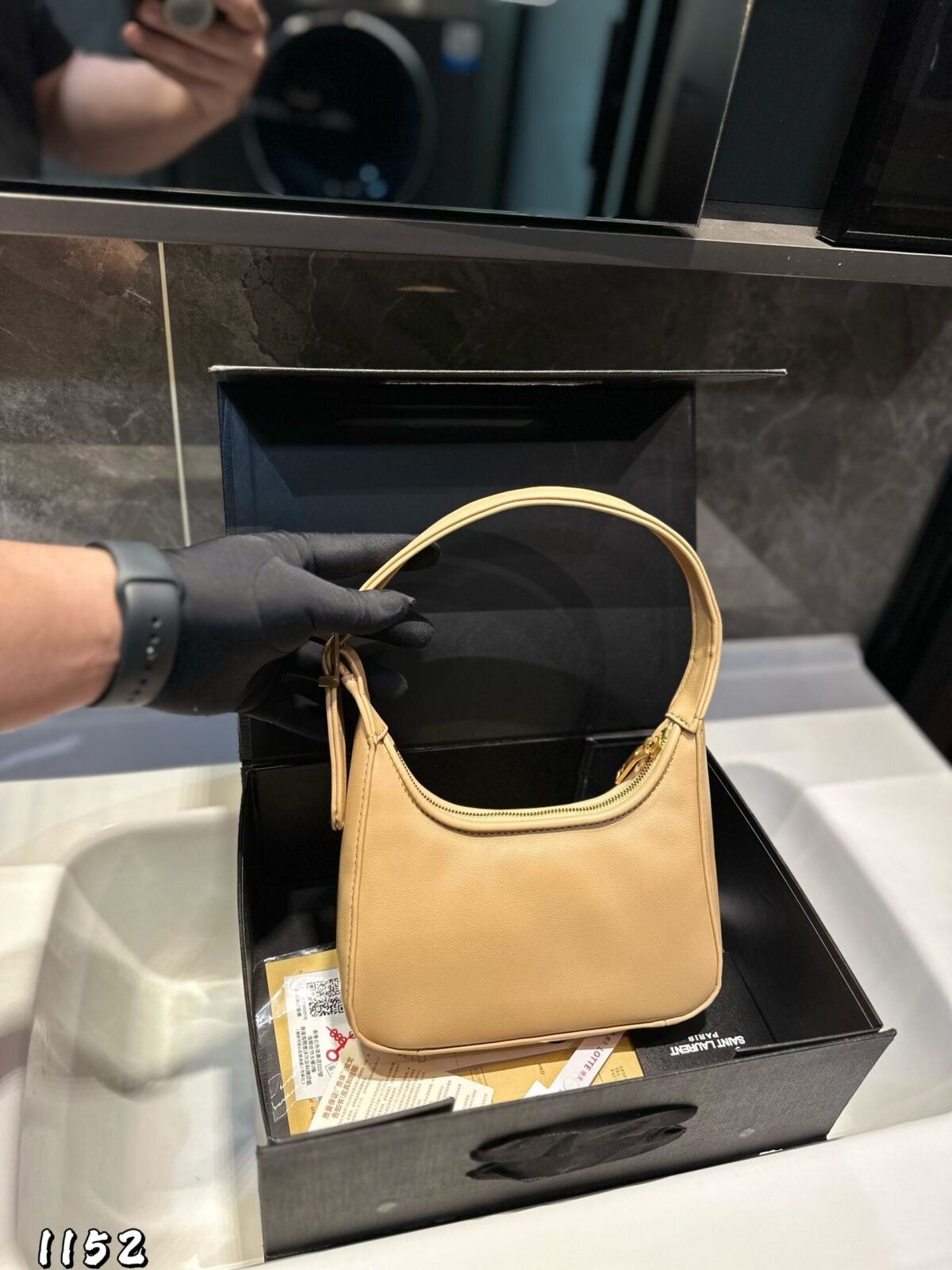 ⁦حقيبة هوبو من YSL⁩ - الصورة ⁦3⁩