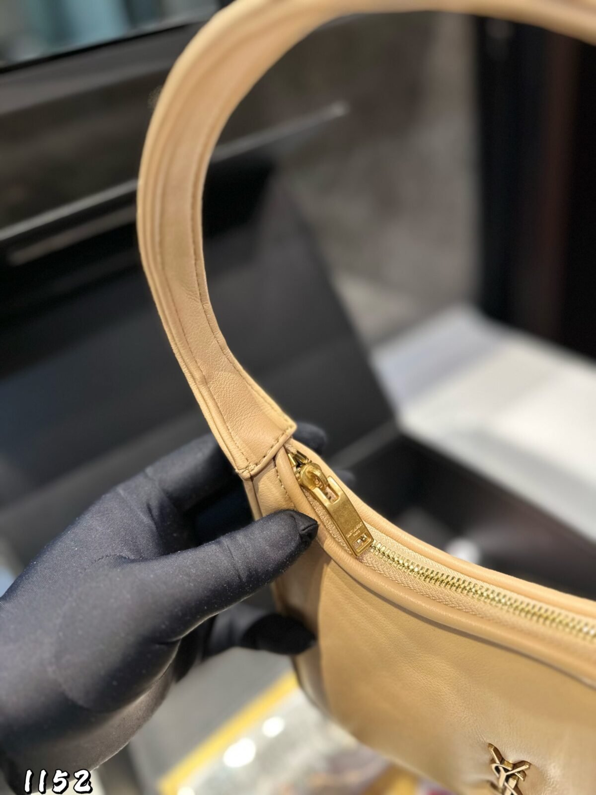 ⁦حقيبة هوبو من YSL⁩ - الصورة ⁦8⁩