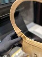 ⁦حقيبة هوبو من YSL⁩ - الصورة ⁦8⁩