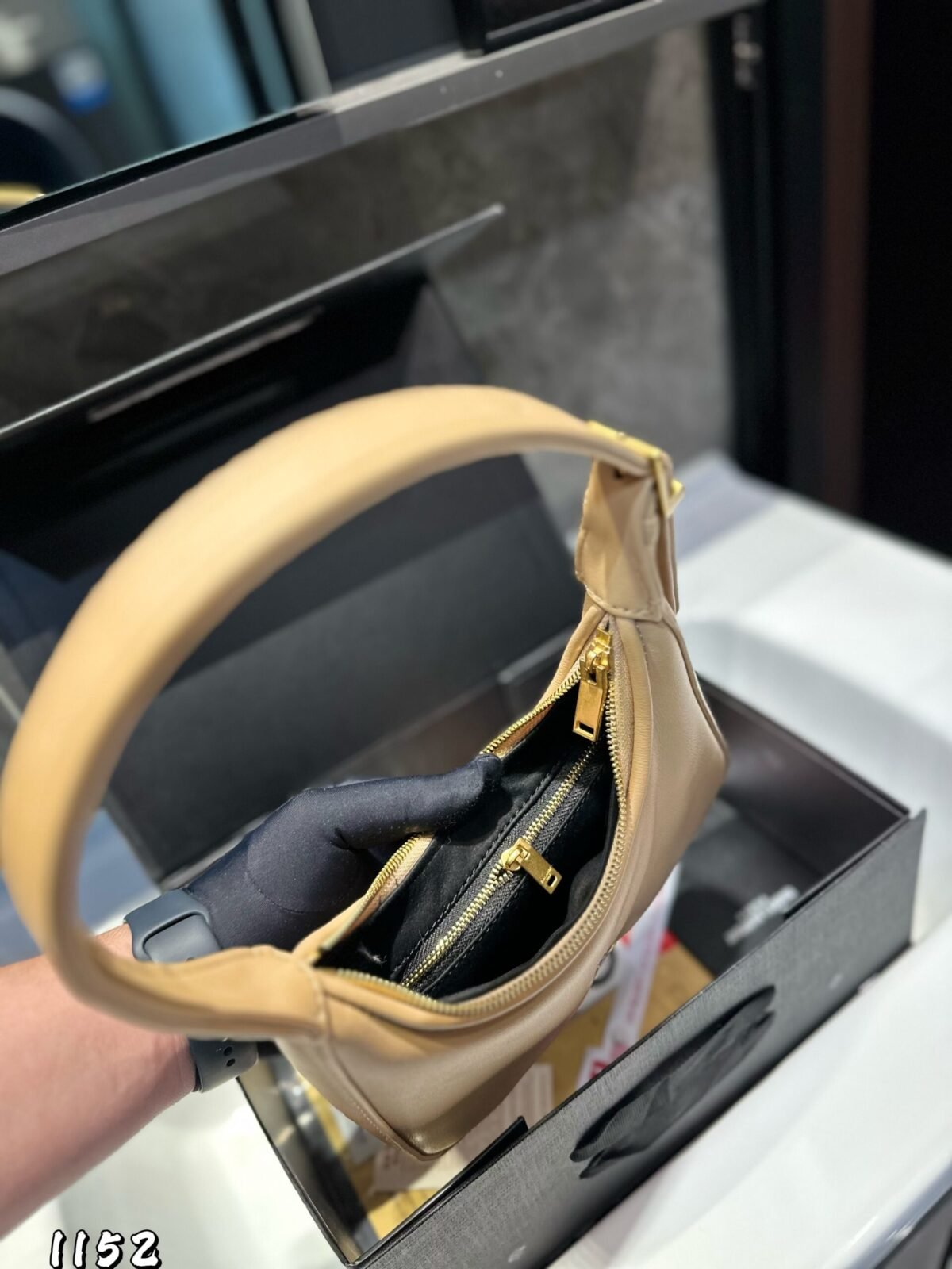 ⁦حقيبة هوبو من YSL⁩ - الصورة ⁦5⁩