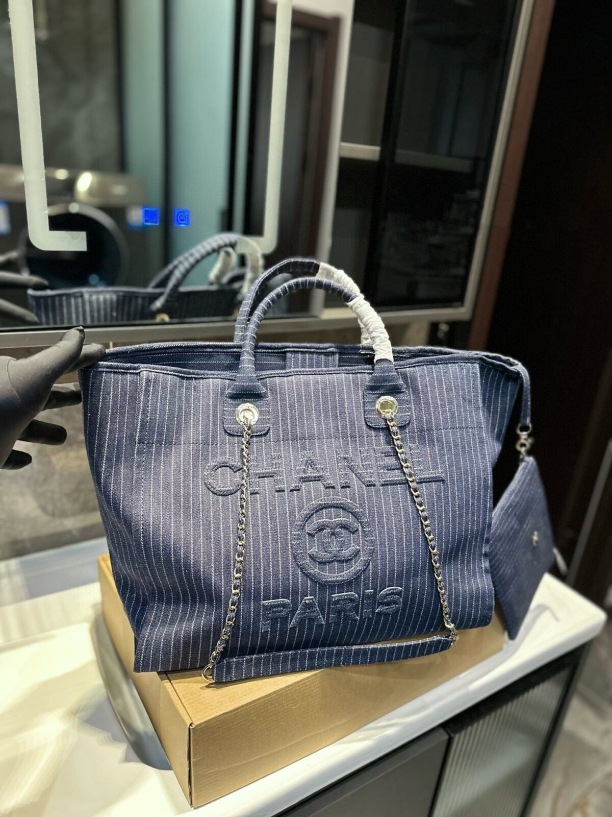 ⁦حقيبة شاطئ شانيل⁩ - الصورة ⁦2⁩