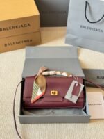 ⁦حقيبة كلاتش بيلير من بالنسياغا⁩ - الصورة ⁦2⁩