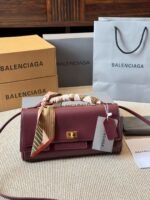 ⁦حقيبة كلاتش بيلير من بالنسياغا⁩ - الصورة ⁦4⁩