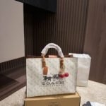 حقيبة كتف Coach Maggie
