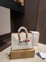 حقيبة كتف Coach Maggie