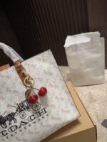 ⁦حقيبة كتف Coach Maggie⁩ - الصورة ⁦2⁩