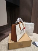 ⁦حقيبة كتف Coach Maggie⁩ - الصورة ⁦3⁩