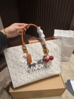 ⁦حقيبة كتف Coach Maggie⁩ - الصورة ⁦7⁩