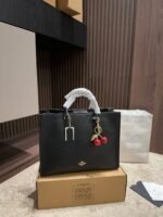 حقيبة Coach Maggie